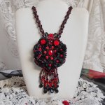 Collier Midnight in Paris brodé avec cabochon ovale facetté, cabochon rond en cristal, perles magiques, dagues, perles nacrées, ruban de fleurs. Le tout est dans les tons de Rouge, Noir et gris